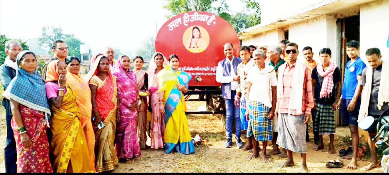 जनपद अध्यक्ष ने किया  पानी टैंकर का लोकार्पण