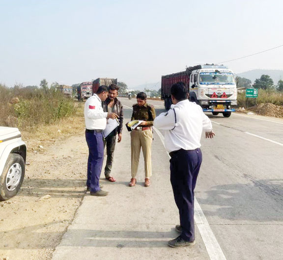 यातायात नियमों की अवहेलना, 73 वाहन चालकों पर जुर्माना