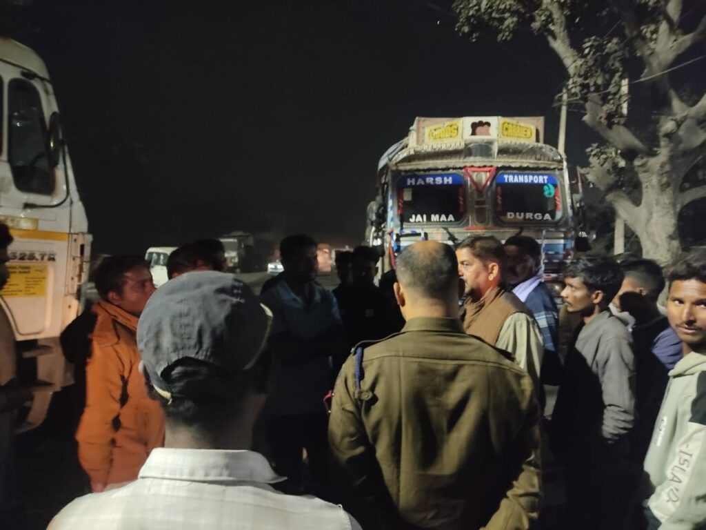 वाहन की चपेट में ग्रामीण की मौत, चक्काजाम, गाडिय़ों की लगी लंबी कतार