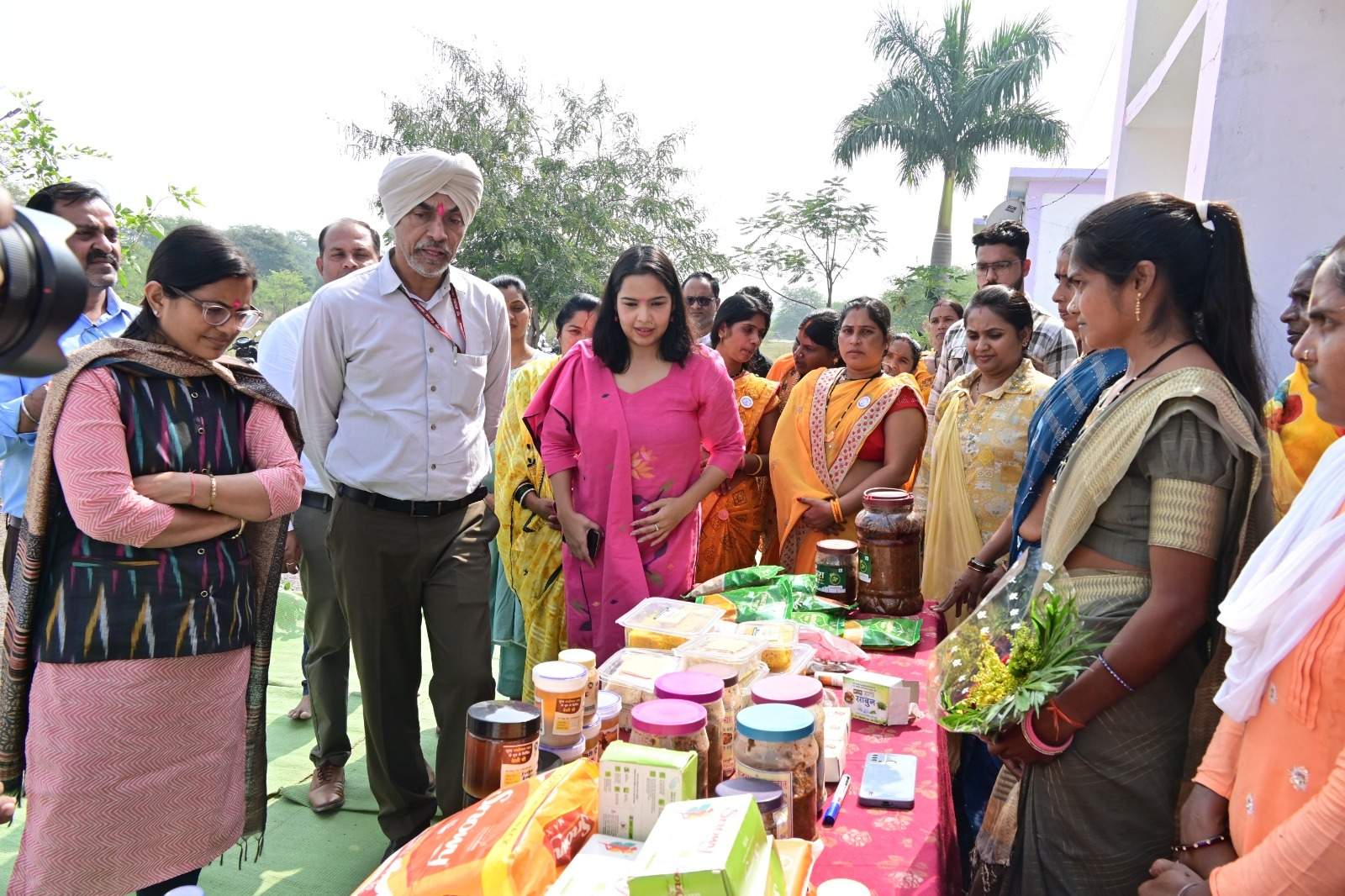 प्रत्येक परिवार को समूह के माध्यम से आजीविका से जोड़े