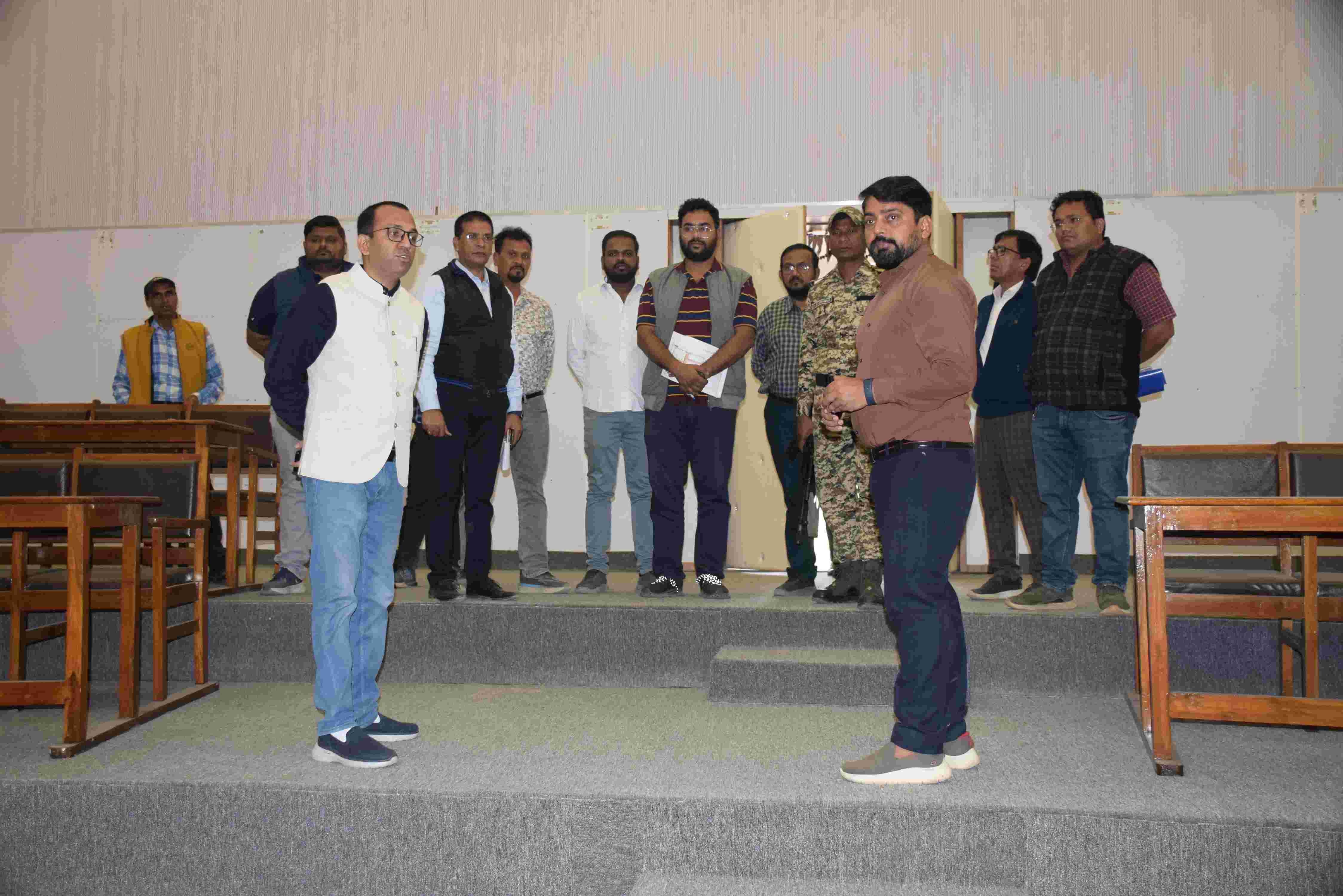 कलेक्टर ने सडक़, बाजार व सभागार का किया निरीक्षण