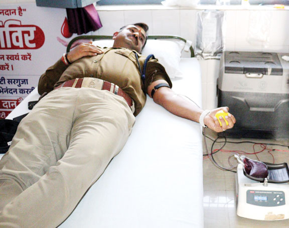 पुलिस अस्पताल अम्बिकापुर में स्वैच्छिक रक्तदान शिविर