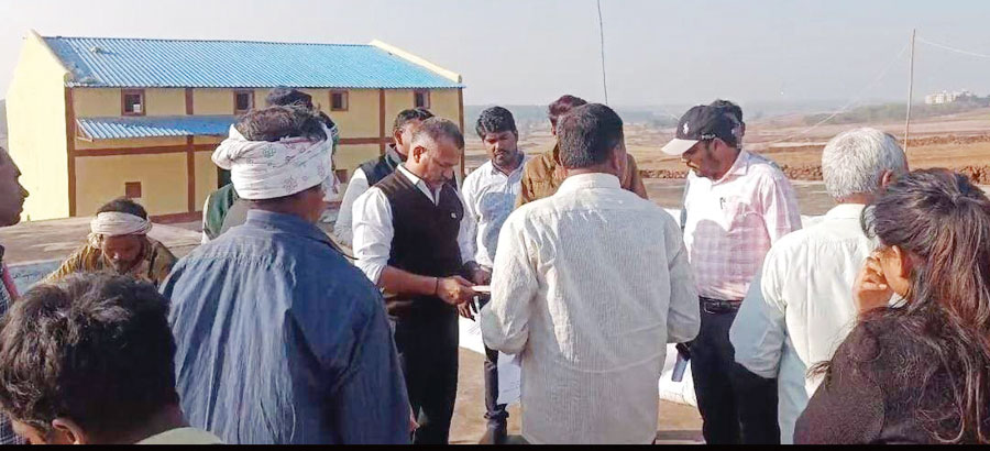 मैनपाट-सीतापुर के धान खरीदी केंद्रों के निरीक्षण पर पहुंचे कलेक्टर, किसानों से की बात