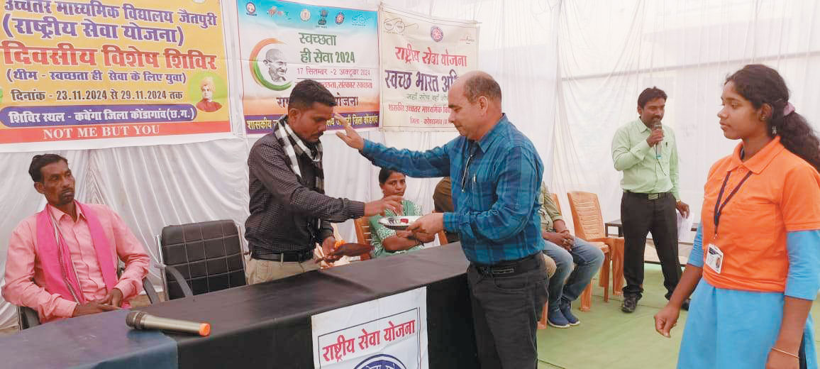  कबेंगा में एनएसएस शिविर नशा मुक्त भारत के लिए गांव में स्वयंसेवक चला रहे जागरूकता अभियान