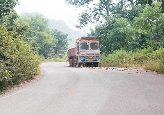 हफ्ते भर से खड़ी है मोड़ पर ट्रक खराब, हादसे को आमंत्रण