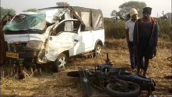 शादी से लौटते गाड़ी खेत में जा घुसी, 6 घायल