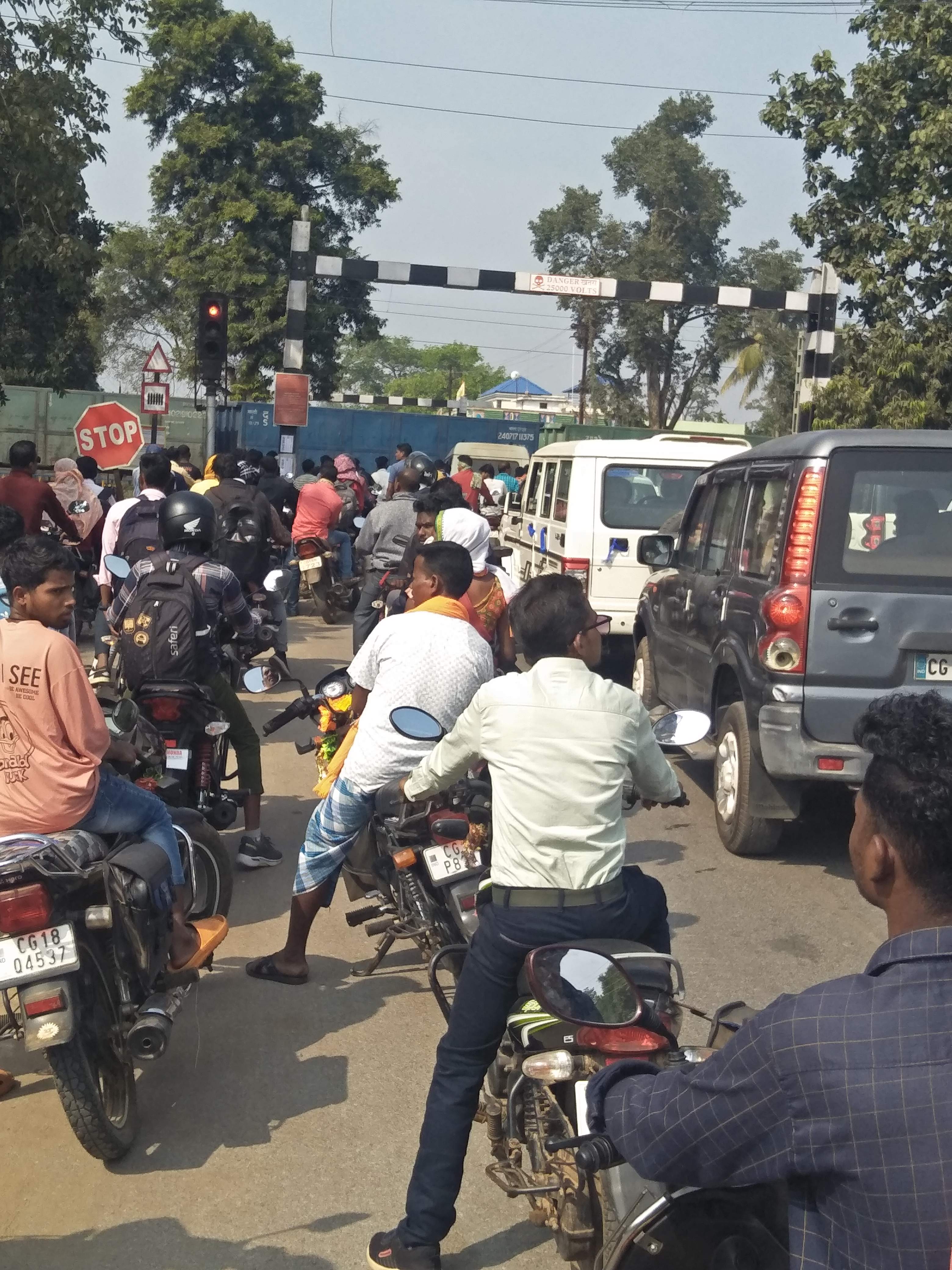 रेलवे क्रॉसिंग से वाहन चालक त्रस्त