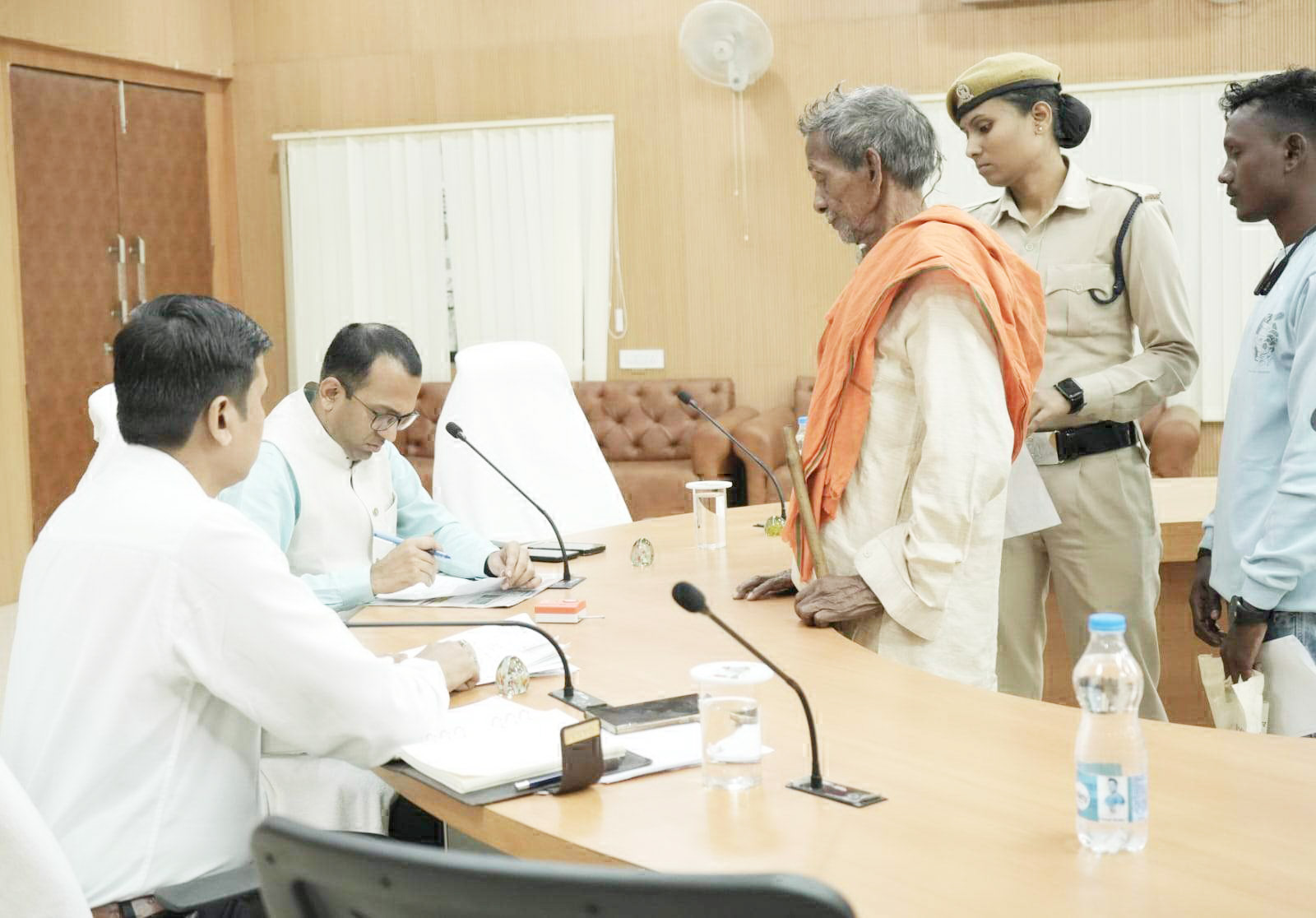 जनदर्शन में कलेक्टर ने सुनी नागरिकों की समस्याएं