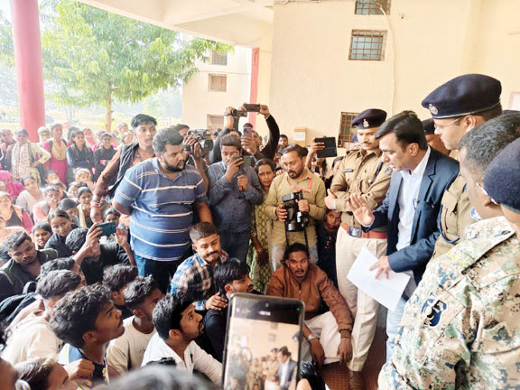फीस वृद्धि के खिलाफ एनएसयूआई का हल्ला बोल