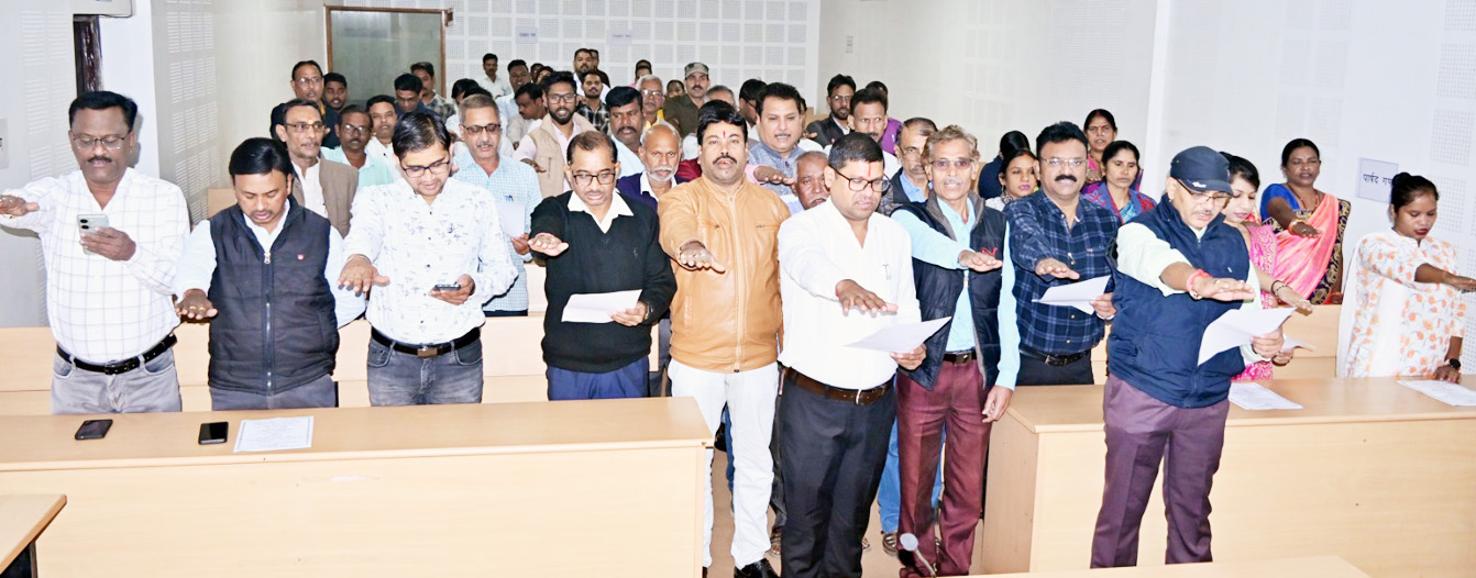 संविधान दिवस पर निगम कर्मियों ने ली शपथ