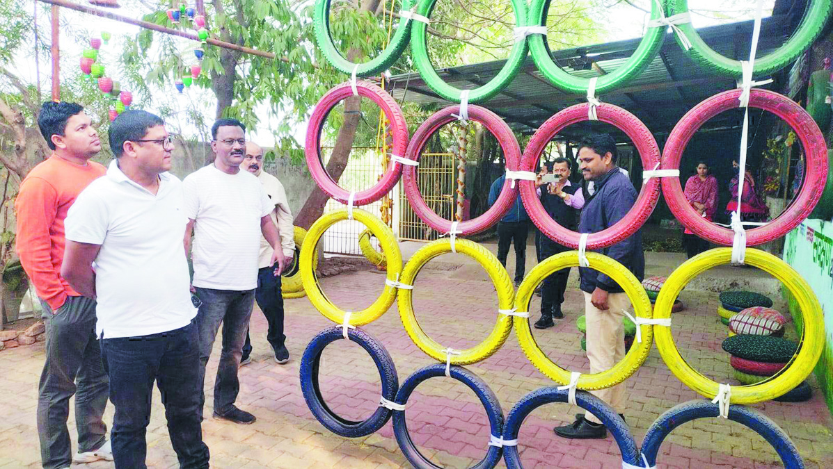 कबाड़ से बने आकर्षक जुगाड़ देख खुश हुए आयुक्त