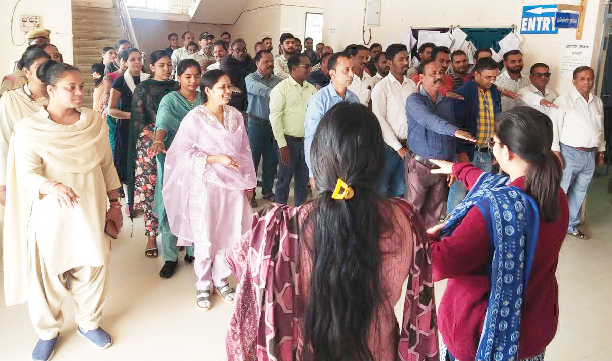कलेक्टोरेट में संविधान की प्रस्तावना का वाचन