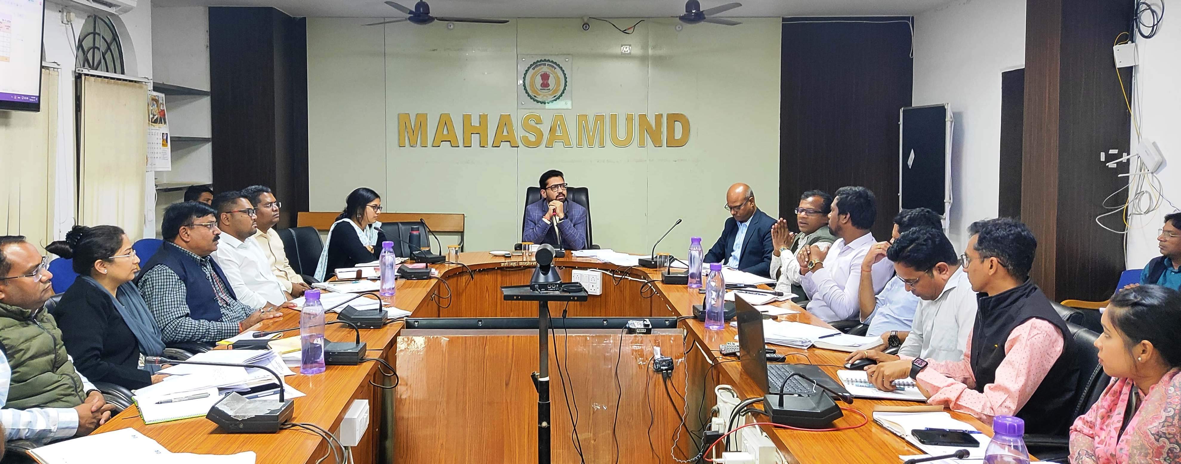 कलेक्टर ने ली बैठक, कहा-राजस्व प्रकरणों  के निराकरण में कसावट हो