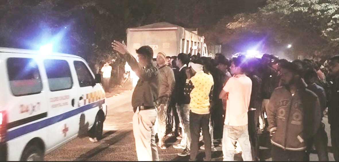 बदमाश से हलाकान मोहल्ले वासियों ने घेरा थाना