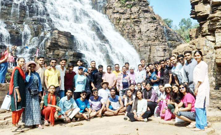 दिग्विजय कॉलेज के विद्यार्थियों ने किया बस्तर भ्रमण