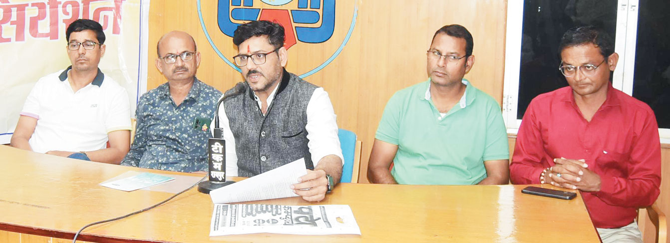 केंद्रीय आदेश के बाद भी नि: शुल्क नहीं मिल रहा फ्लाईएश, सडक़ किनारे फेंका जा रहा