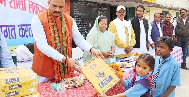 बालक आश्रम में स्वास्थ्य मंत्री ने बांटे गरम कपड़े
