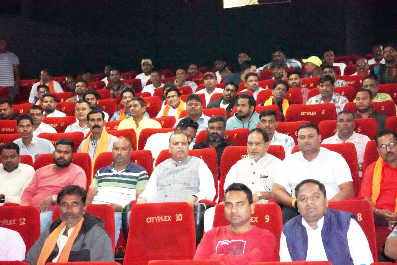 शिवरतन ने पत्रकारों व कार्यकर्ताओं संग देखी द साबरमती रिपोर्ट