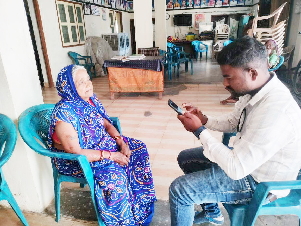 आयुष्मान वय वंदना योजना वृद्धाश्रम रूद्री में किया वरिष्ठ नागरिकों का पंजीयन