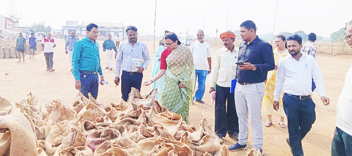 कलेक्टर ने आंगनबाड़ी व धान खरीदी केंद्र का किया निरीक्षण
