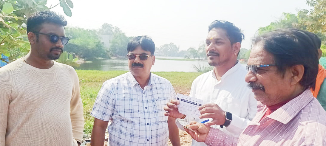 तालाब किनारे व नाली में डाल  रहा था मलबा, जुर्माना