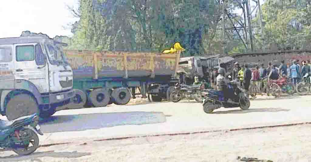 दुकान में घुसा ट्रेलर, बाल-बाल बचे लोग