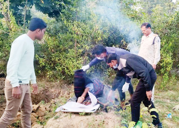 पुलिस ने गरीब परिवार की मदद कर पेश की मिसाल पुलिस ने गरीब परिवार की मदद कर पेश की मिसाल