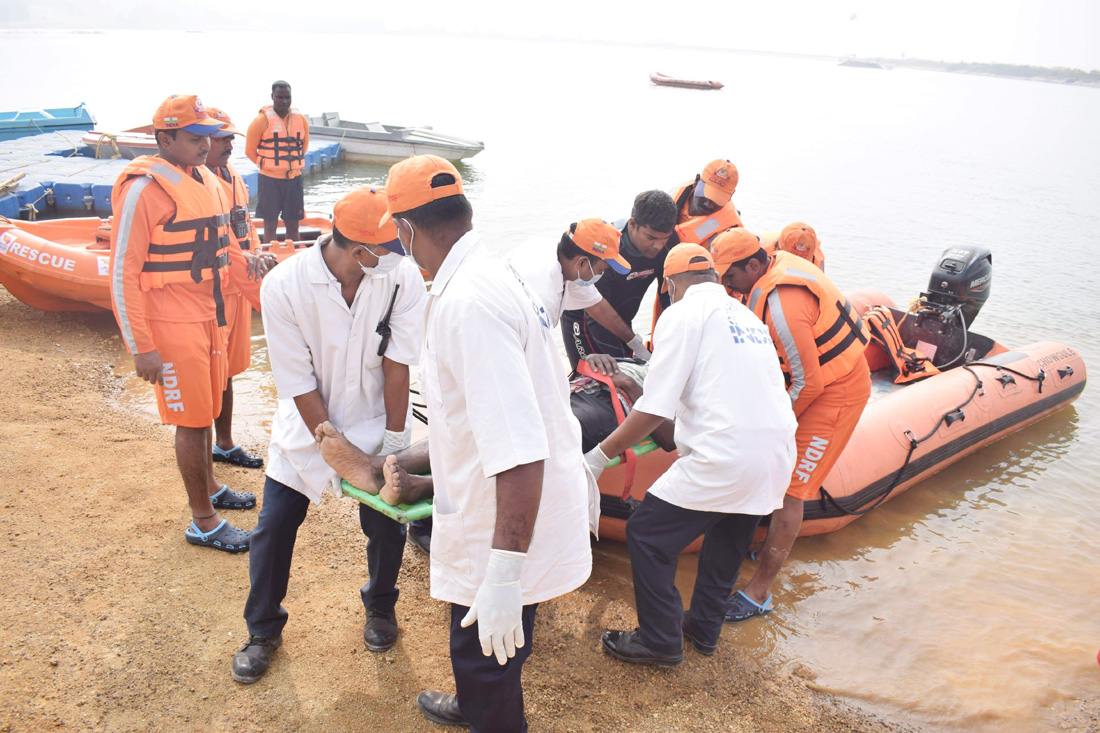 प्राकृतिक आपदा की स्थिति में बचाव के तरीके का लाइव प्रदर्शन