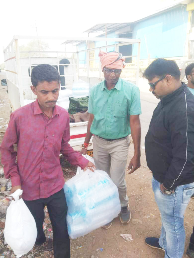 मोहारा रोड फ्लाई ओवर के नीचे के 15 दुकानदारों से वसूला जुर्माना मोहारा रोड फ्लाई ओवर के नीचे के 15 दुकानदारों से वसूला जुर्माना