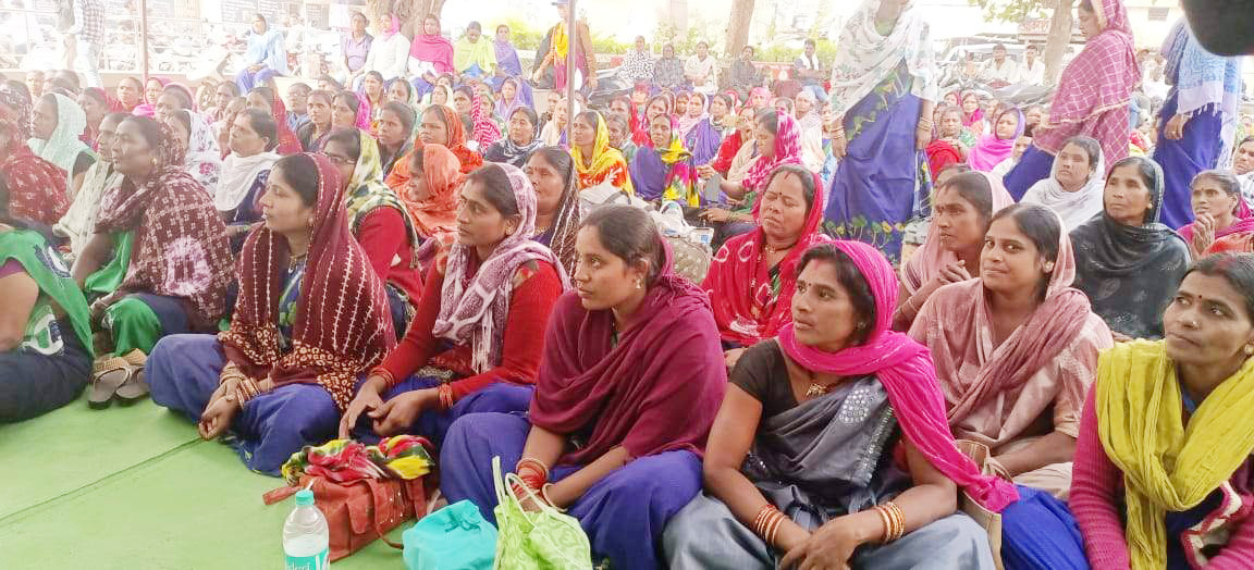 प्लेसमेंट कर्मचारी हड़ताल पर