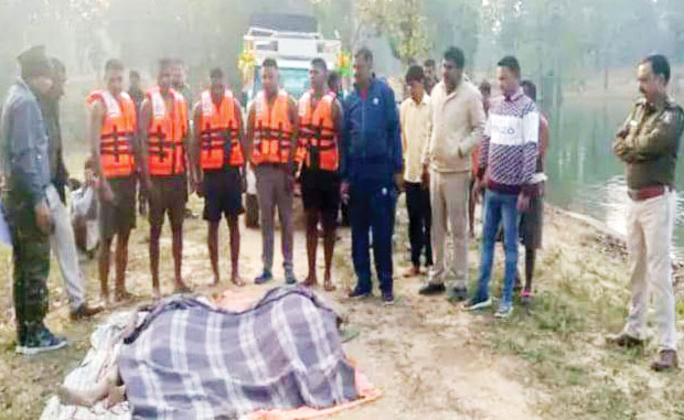 बेटी को बांध में डूबते देख बचाने कूदी मां, दोनों की मौत बेटी को बांध में डूबते देख बचाने कूदी मां, दोनों की मौत