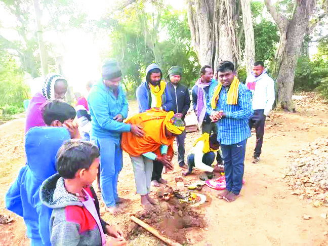 ग्राम वासियों के सहयोग से भव्य मंदिर का निर्माण