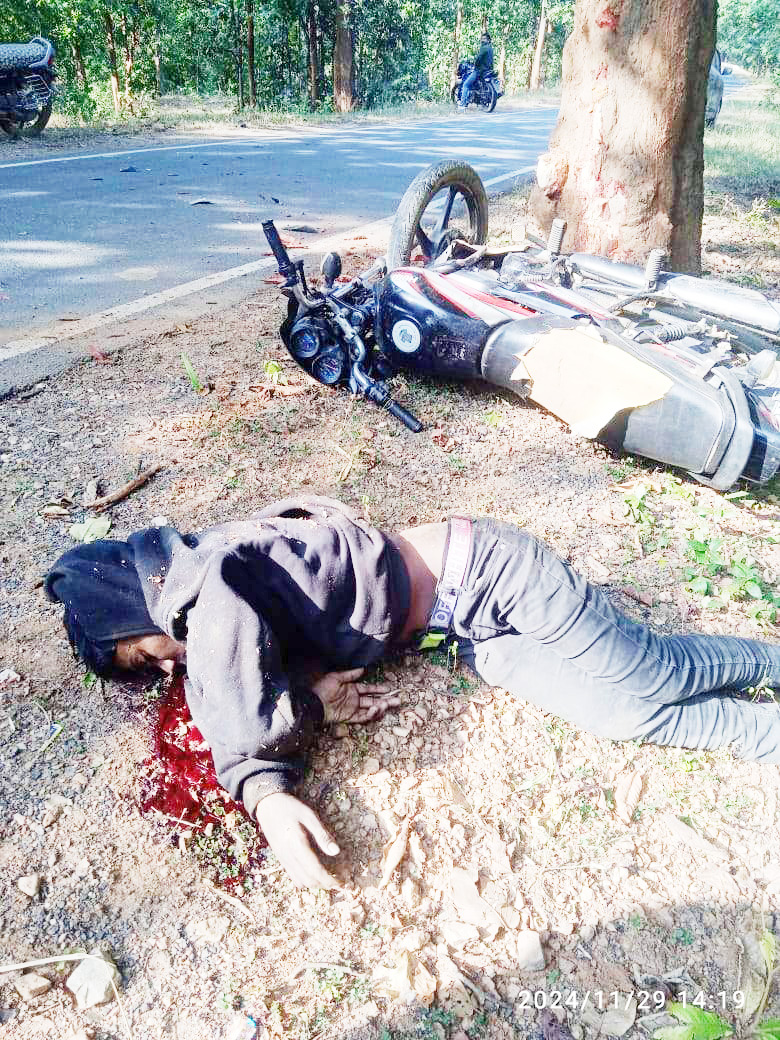 तेज रफ्तार बाइक पेड़ से टकराई, युवक की मौत