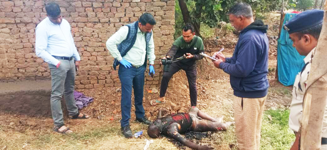 रिटायर्ड बीएसपी कर्मी की अधजली लाश मिली,जांच शुरू