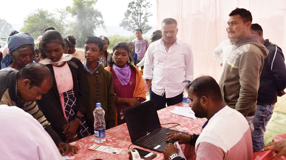    कलेक्टर ने पहाड़ी कोरवा और पण्डो बसाहटों में आधार-आयुष्मान कार्ड शिविर का किया निरीक्षण