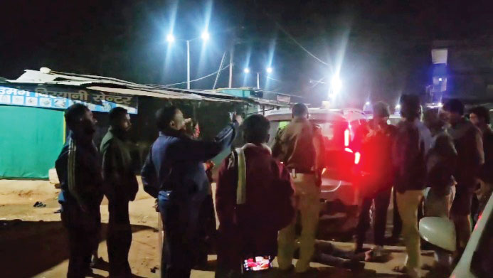   दुकान बंद कराने के नाम पर रात गश्त में  पुलिस ने लोगों पर भांजी लाठियां, थाना घेरा