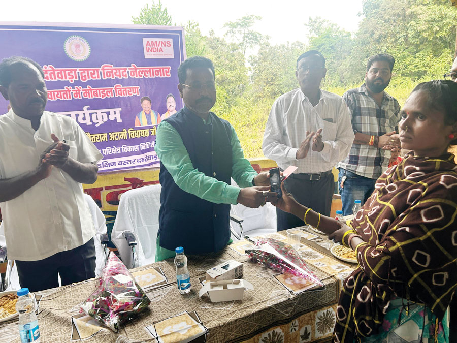 गमावाड़ा में ग्रामीणों को विधायक के हाथों मिली मोबाइल
