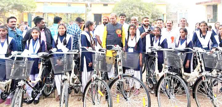 प्रदेश भाजपा उपाध्यक्ष के हाथों 101 छात्राओं को मिली साइकिल