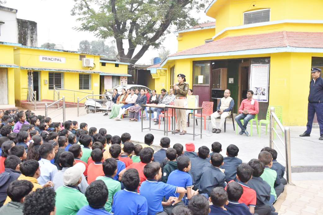स्कूलों व कॉलेजों में छात्र-छात्राओं को पुलिस ने किया जागरूक स्कूलों व कॉलेजों में छात्र-छात्राओं को पुलिस ने किया जागरूक