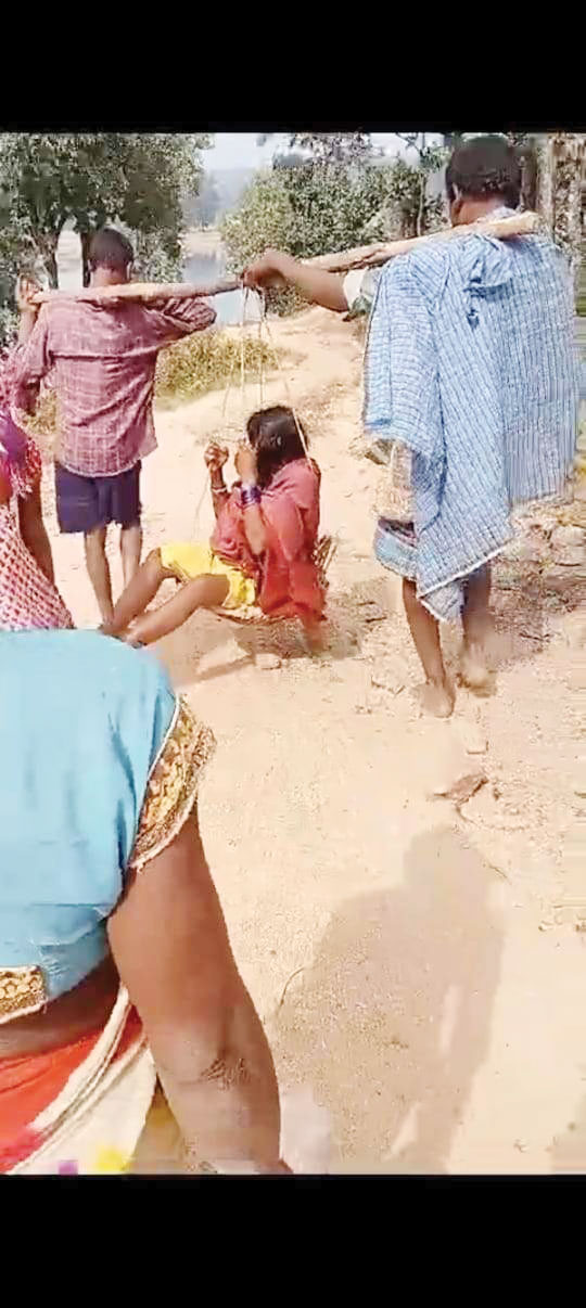 कांवर पर गर्भवती को एंबुलेंस तक पहुंचाया, वीडियो फैला