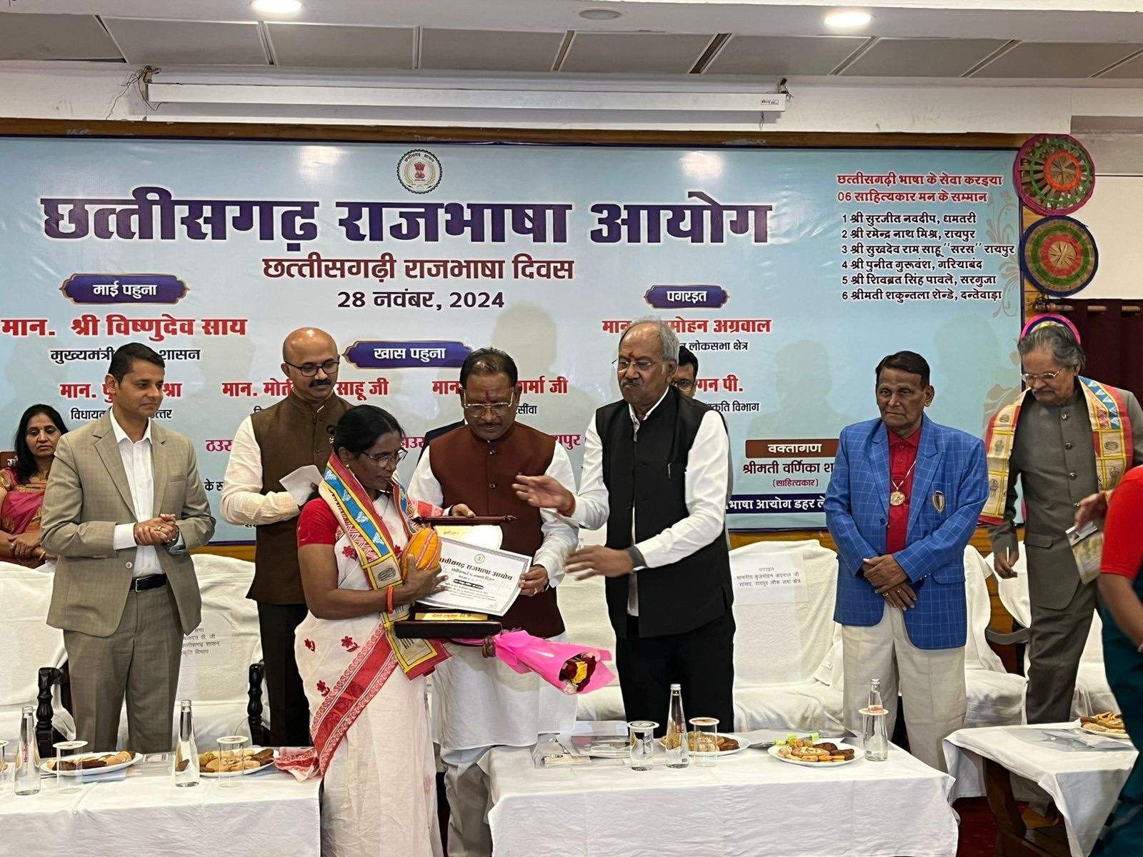 बचेली की कवियत्री शकुन  का सीएम के हाथों सम्मान