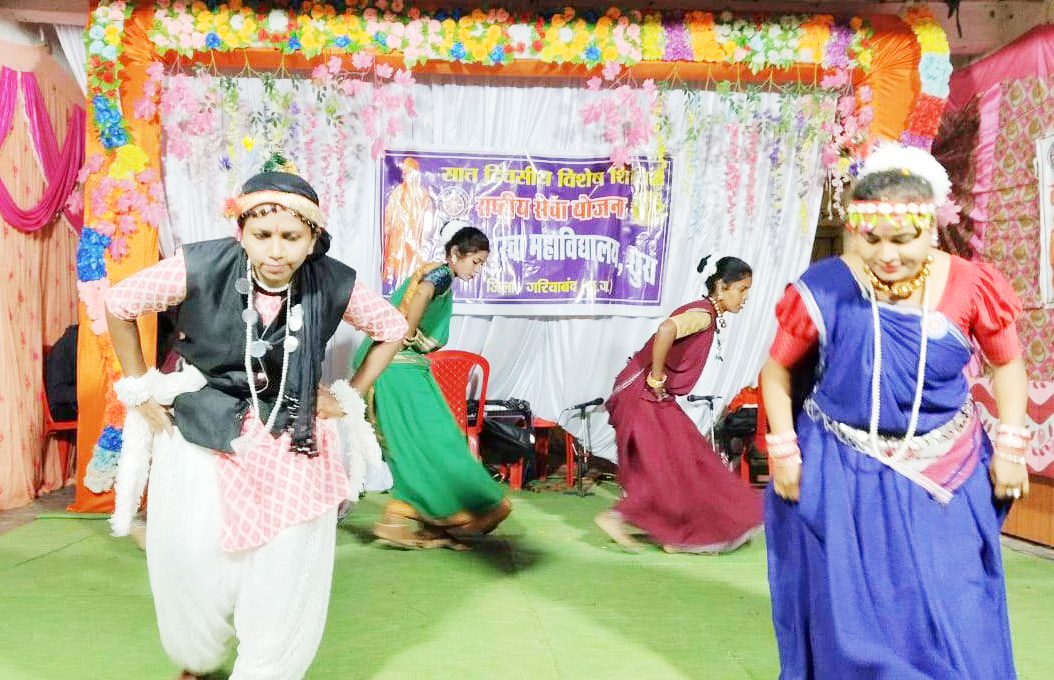 रासेयो स्वयंसेवकों ने स्वच्छता अभियान चलाकर ग्रामीणों को किया जागरूक
