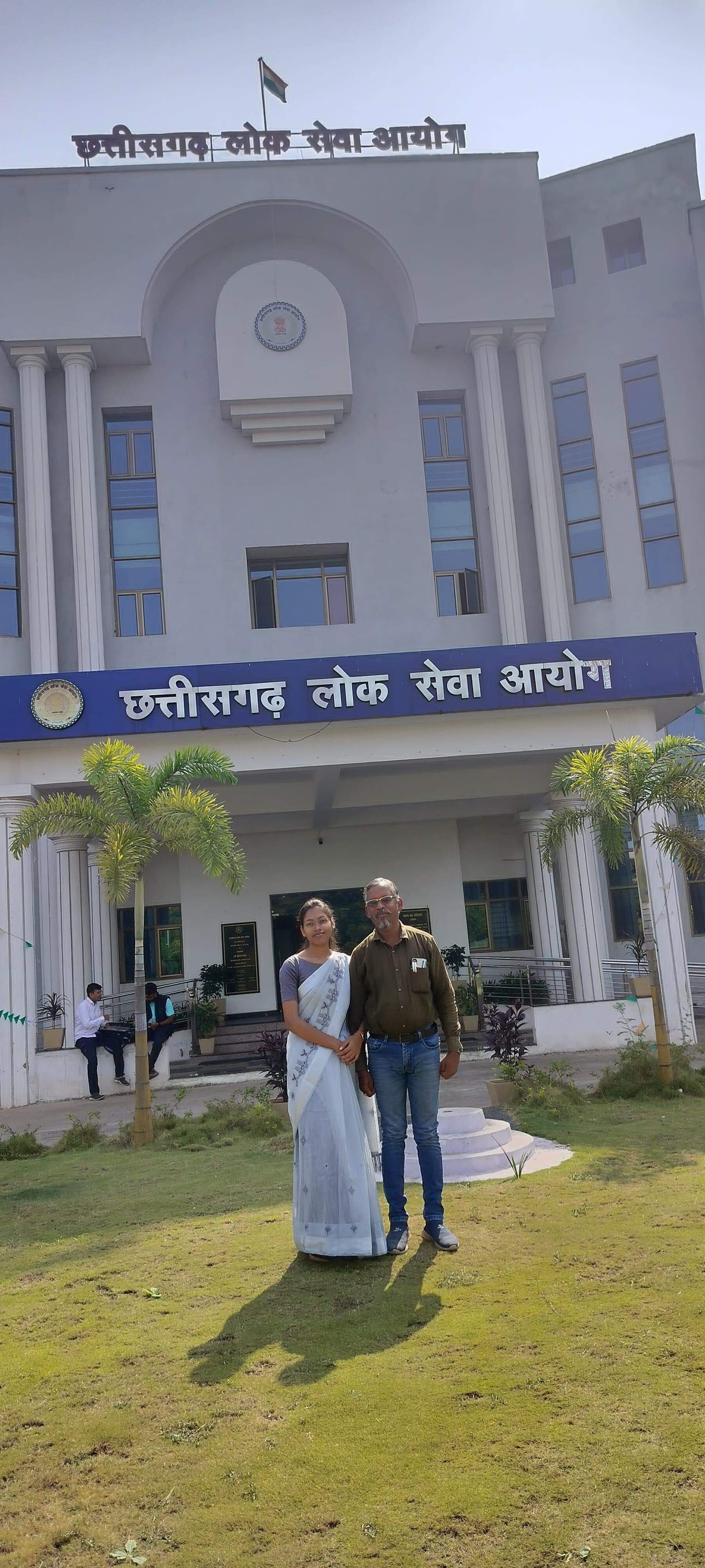 गांव की बेटी जया सिंह ठाकुर बनी अधिकारी