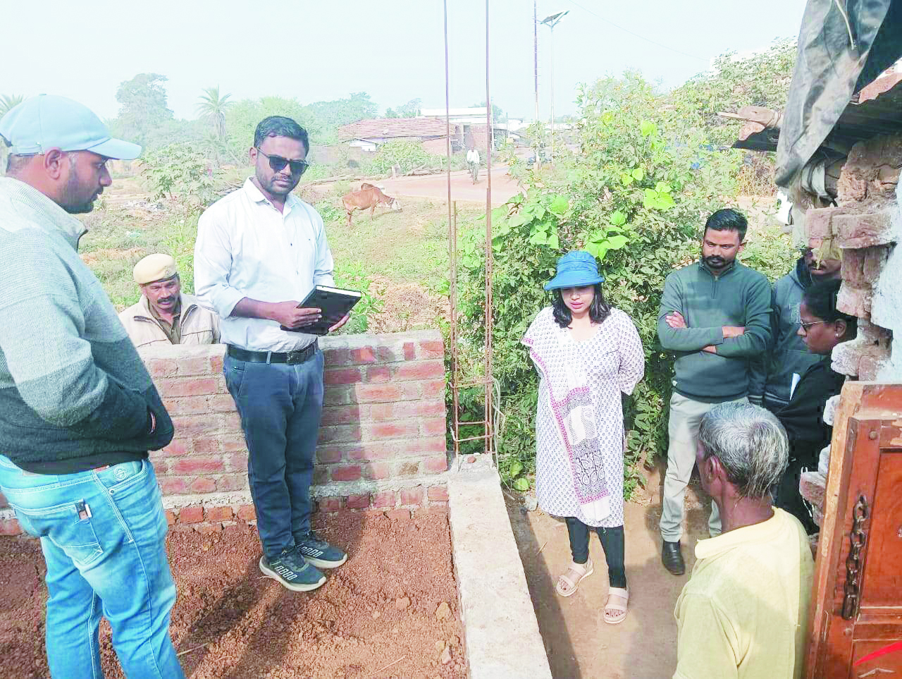 जिपं सीईओ ने किया निर्माणाधीन आवासों का निरीक्षण जिपं सीईओ ने किया निर्माणाधीन आवासों का निरीक्षण