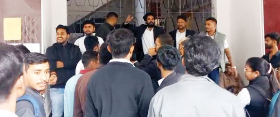 एलएलबी में 80 विद्यार्थियों का बैक, 30 फेल एलएलबी में 80 विद्यार्थियों का बैक, 30 फेल