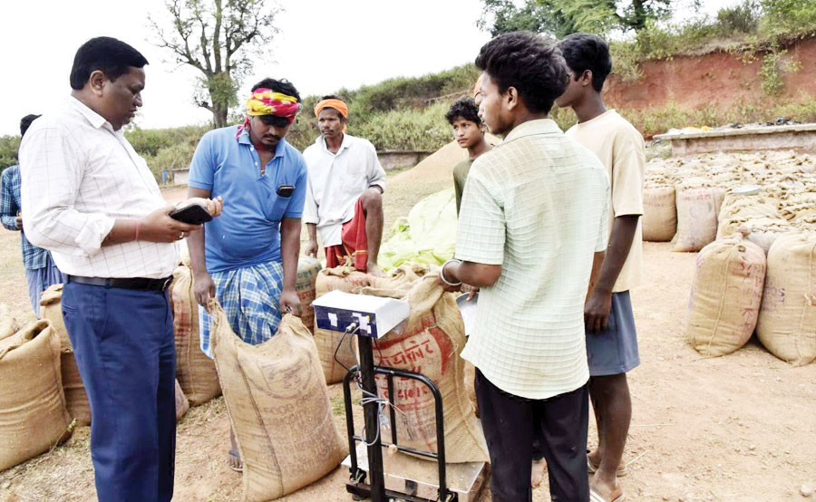 माड़पाल के धान खरीदी केन्द्र और आयुष्मान आरोग्य मंदिर पहुंचे कमिश्नर