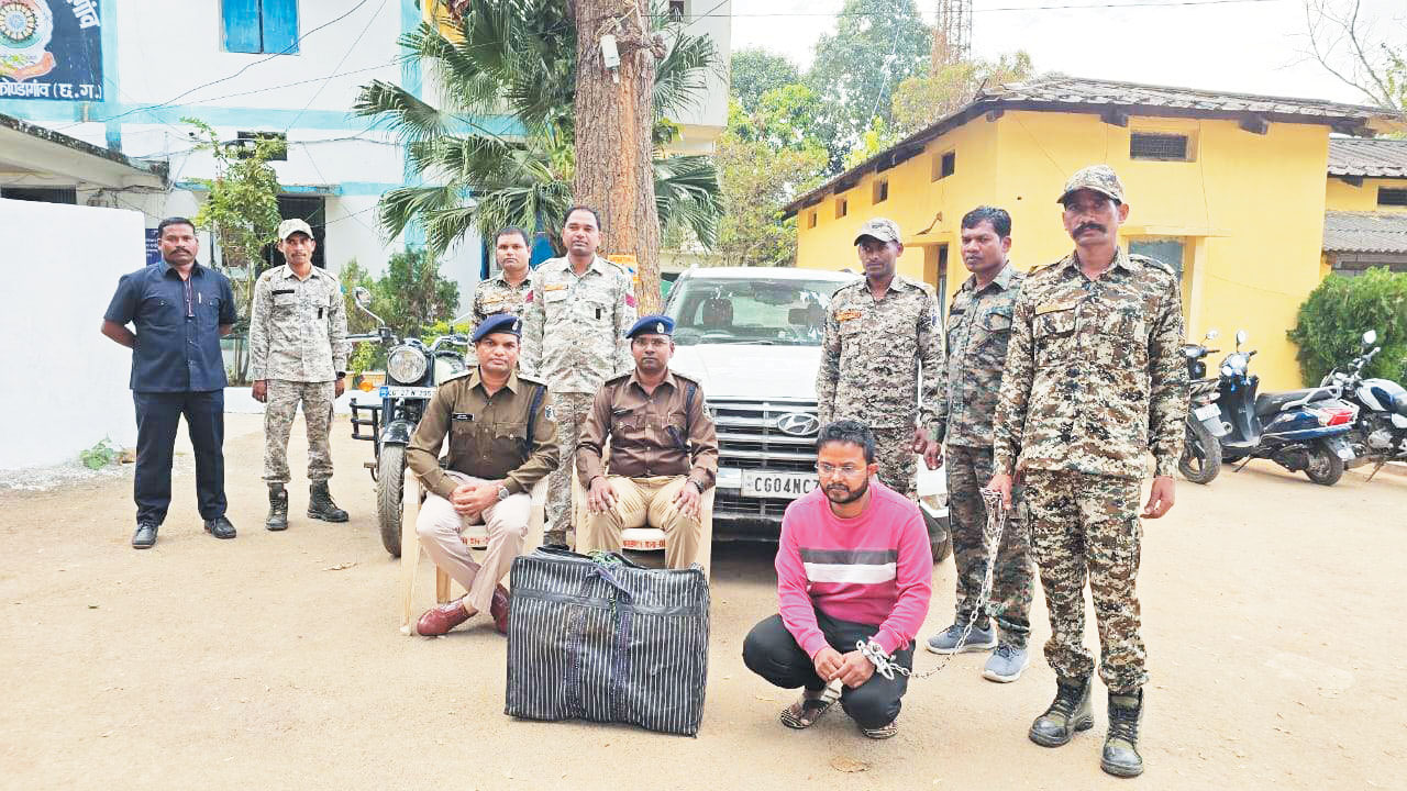 गांजा तस्करी का फरार आरोपी गिरफ्तार गांजा तस्करी का फरार आरोपी गिरफ्तार