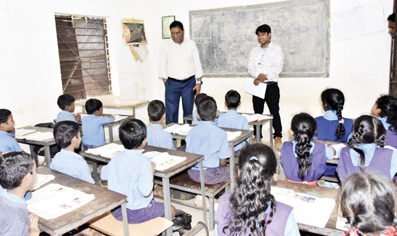 बस्तर कमिश्नर ने किया माड़पाल के प्राथमिक शाला और आंगनबाड़ी केंद्र का निरीक्षण