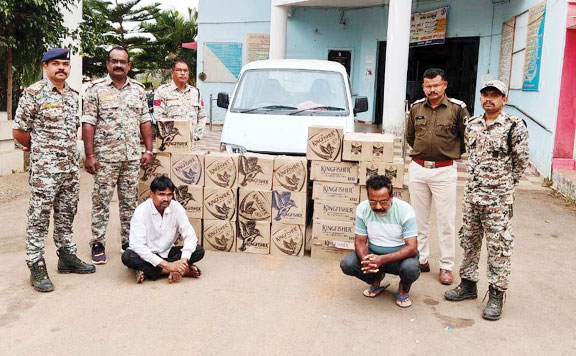 कार से शराब तस्करी, 2 गिरफ्तार