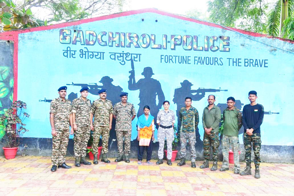दो लाख ईनामी महिला नक्सली ने किया समर्पण दो लाख ईनामी महिला नक्सली ने किया समर्पण